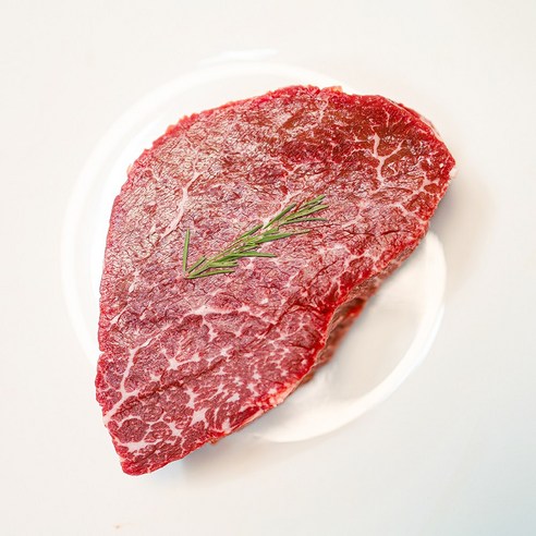 고품질 한우 스테이크, 가족과 함께 즐기는 맛있는 식사