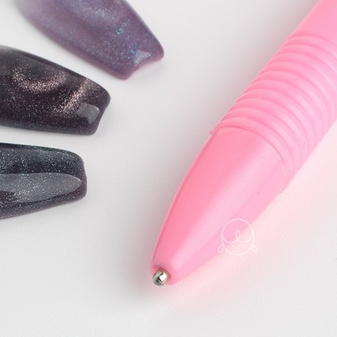 자석 네일 아트로 손끝에 펼쳐지는 나만의 우주