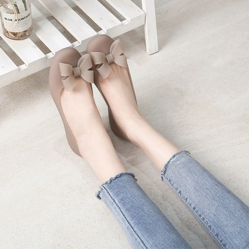 장마철 스타일과 안전을 책임지는 POMTOR 젤리 슈즈