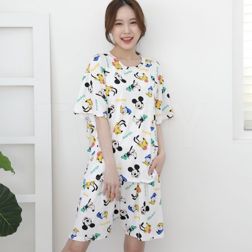 늦잠도 스타일리시하게! 투와이 미키 반팔 상하세트로 완성하는 여름 홈캉스룩 디즈니잠옷