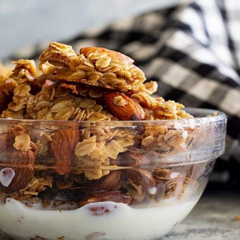 건강적이고 맛있는 조식을 위한 메건스 메이플아몬드 수제 그래놀라
