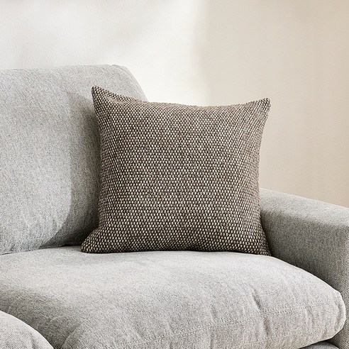 공간에 온기를 불어넣는 섬세한 터치, 까사미아 테오 쿠션커버 까사미아쿠션커버