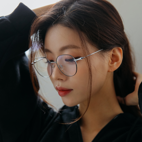 가벼우면서도 세련된 디자인의 여성 안경