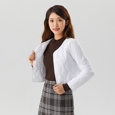 경량 다운 웰론 소재로 제작된 ANYOU 여성패딩조끼
