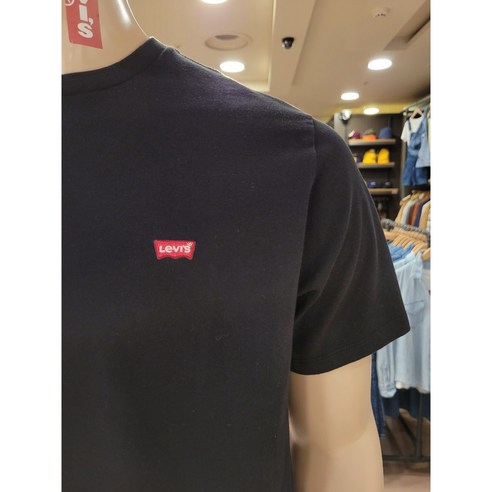 리바이스 데일리룩!! 검정색 라운드 기본 반팔 면 100% 티셔츠!! 사계절 기본 패션템!! LEVI'S 스몰 로고 반팔 티셔츠 블랙[NC불광]