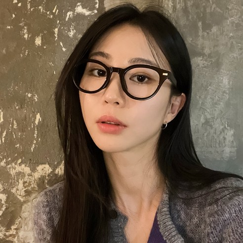 고품질의 블루라이트차단 안경으로 스타일과 건강을 한 번에 챙기세요.