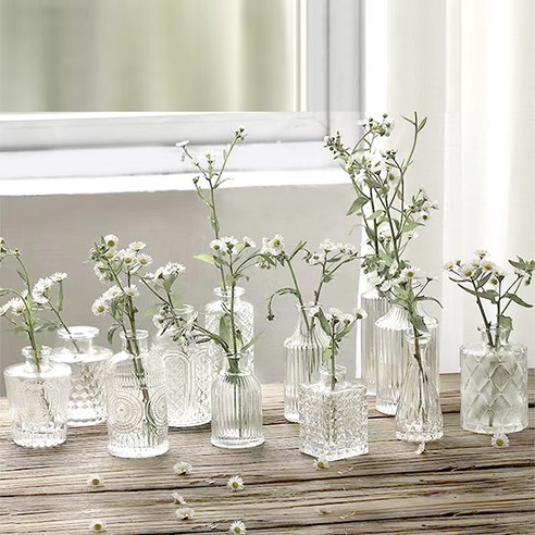 투명 유리와 미니멀리즘 디자인의 우아한 인테리어 오브제 화병