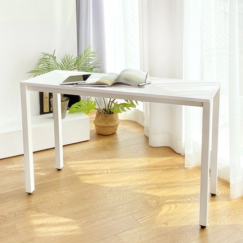 다양한 공간에 어울리는 심플하고 기능적인 테이블