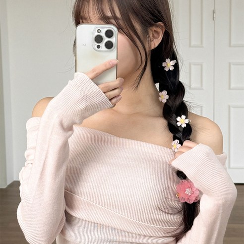 봄날의 설렘을 담은 벚꽃 헤어핀으로 당신의 스타일을 완성하세요.