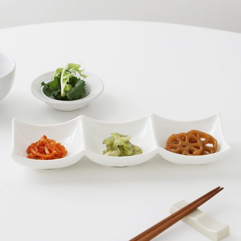 심플 디자인과 실용성을 겸비한 고품격 도자기 나눔 접시, 1+1 특가로 만나보세요!