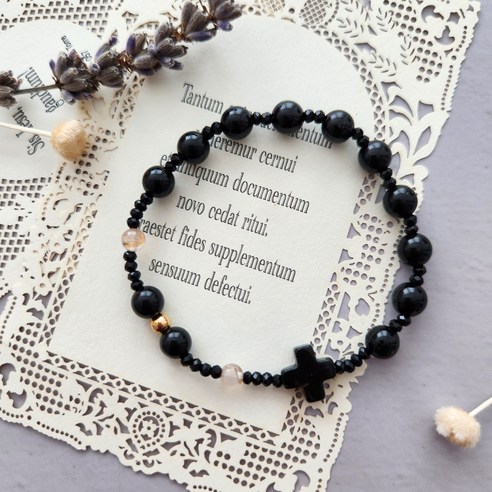 오닉스와 골드필드의 조화, 일상에 스며드는 우아한 축복