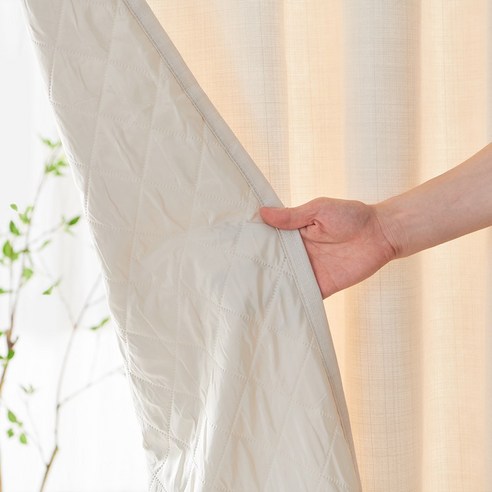 방한, 세련, 편안함: 모던하우스 3중방한 커튼으로 겨울철 따뜻함 확보