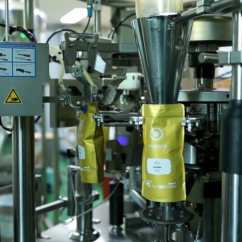 매일 아침이나 오후 간식 시간을 더욱 즐겁게 만들어 줄 감탄커피의 꼬소꼬소 블렌드를 경험하세요.