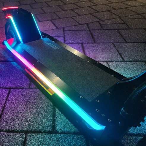 빛으로 완성하는 위페드, 밤거리를 수놓는 당신의 스타일