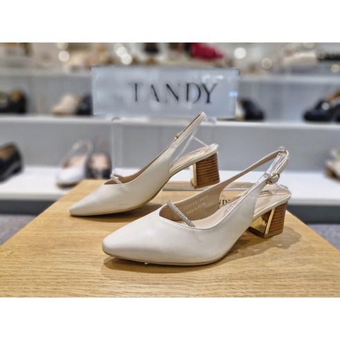 일상에 스며드는 우아함, <미셸 by 탠디> 슬링백 펌프스” loading=”lazy”></a></div><p><미셸 by 탠디> 슬링백 펌프스는 데일리룩부터 포멀룩까지 다양한 스타일에 매치하기 용이합니다. 캐주얼한 청바지나 스커트와 함께 코디하여 편안하면서도 세련된 데일리룩을 완성할 수 있으며, 정장이나 원피스와 함께 코디하여 격식 있는 자리에도 손색없는 포멀룩을 연출할 수 있습니다. 또한, 결혼식이나 파티 등 특별한 날에는 당신을 더욱 돋보이게 해주는 포인트 아이템으로 활용할 수 있습니다. 이처럼 다재다능한 활용도는 <미셸 by 탠디> 슬링백 펌프스를 당신의 옷장 속에 꼭 필요한 필수템으로 만들어 줄 것입니다.</p><h2>여성의 아름다움을 완성하는, 섬세한 디테일</h2><p><미셸 by 탠디> 슬링백 펌프스는 여성의 아름다움을 더욱 돋보이게 하는 섬세한 디테일이 돋보입니다. 발목을 부드럽게 감싸는 슬링백 디자인은 여성스러움을 강조하며, 발등을 살짝 드러내는 펌프스 디자인은 다리를 더욱 길어 보이게 하는 효과를 줍니다. 또한, 깔끔한 마감 처리와 꼼꼼한 스티치는 제품의 완성도를 높여주며, 오랫동안 변함없이 아름다움을 유지할 수 있도록 해줍니다. <미셸 by 탠디> 슬링백 펌프스는 단순한 신발을 넘어, 당신의 스타일을 완성하는 하나의 예술 작품과 같습니다.</p><h2>자신감 넘치는 발걸음, 당신의 하루를 응원합니다.</h2><p><미셸 by 탠디> 슬링백 펌프스와 함께라면, 어떤 하루도 자신감 넘치는 발걸음으로 시작할 수 있습니다. 편안함과 스타일을 동시에 만족시키는 이 구두는, 당신의 일상을 더욱 풍요롭고 아름답게 만들어 줄 것입니다. 지금 바로 <미셸 by 탠디> 슬링백 펌프스를 만나보세요. 당신의 아름다운 변화를 응원합니다.</p><div style=