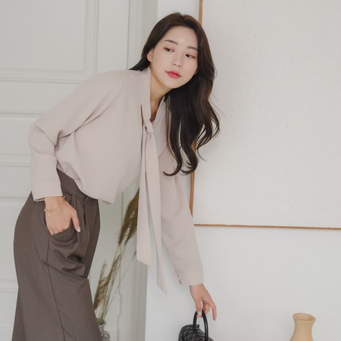 블라우스로 완벽한 오피스 룩 연출 가능