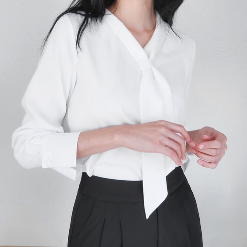 봄날의 화사한 여성스러움, 고급스러운 소재와 세련된 디자인