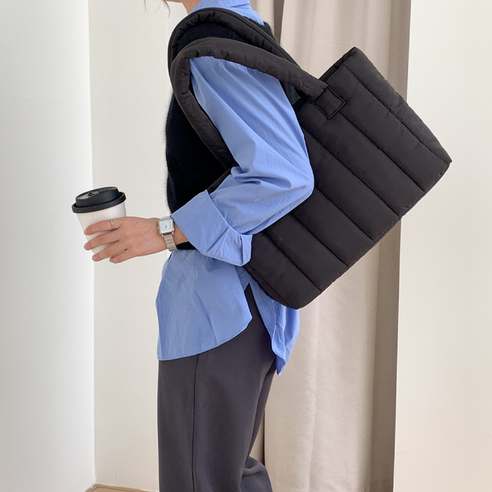 민티즈 스퀘어 세로 퀼팅 누빔백: 세련된 실용성의 완벽한 조화