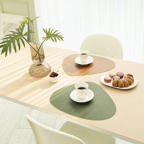 스타일과 실용성을 겸비한 망고보드 가죽 식탁보