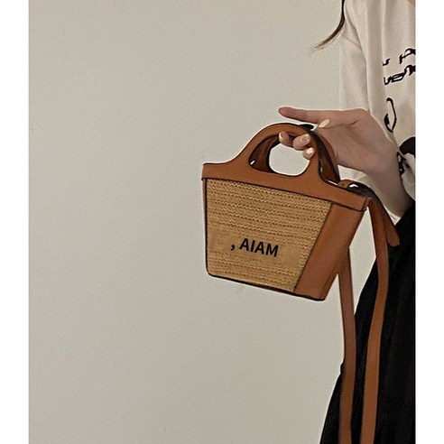 가죽 핸드백 홍콩 쇼핑 에이전트 올해 작은 가방 여성 2023 여름 새로운 유행 틈새 디자인 손으로 짠 메신저 가방