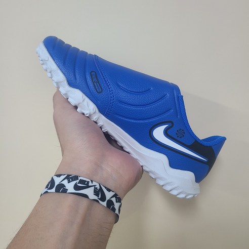 꿈을 향한 첫 걸음, 나이키 키즈 풋살화와 함께!