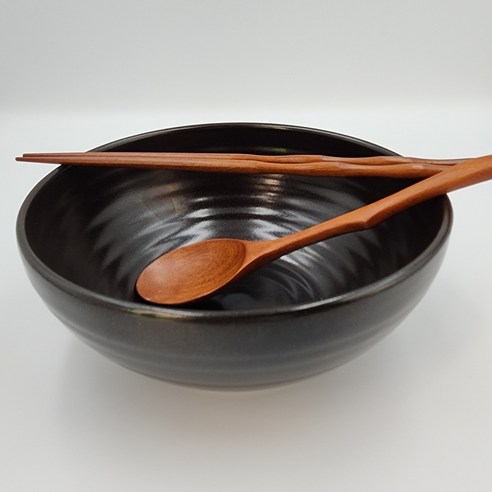 한식을 위한 필수적인 아름답고 기능적인 옹기 그릇