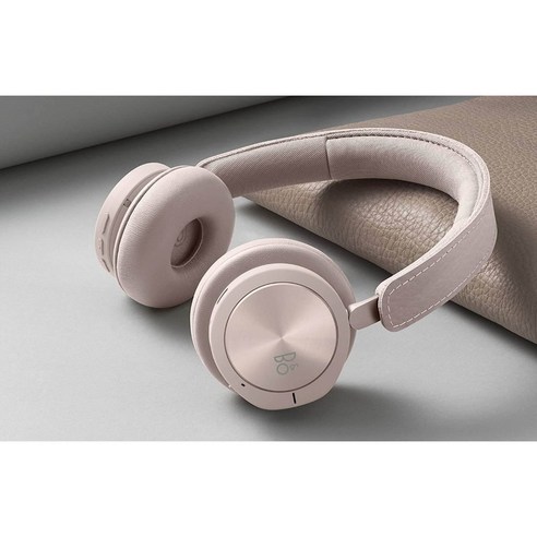 뱅앤올룹슨 Bawlay H8i는 노이즈 캔슬링 기능과 핑크계열의 세련된 디자인을 갖춘 블루투스 헤드폰입니다.