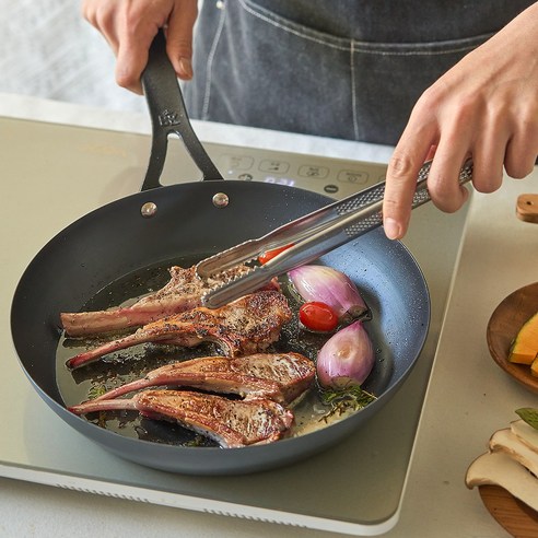 세련된 디자인의 프라이팬으로 조리의 품격을 높이다