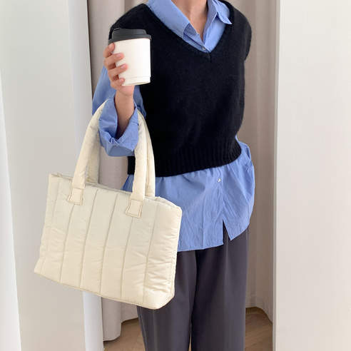 민티즈 스퀘어 세로 퀼팅 누빔백: 세련된 실용성의 완벽한 조화