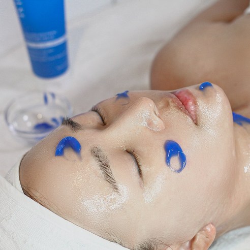 아줄렌의 푸른 마법, 지친 피부에 청량한 휴식을 선사하다