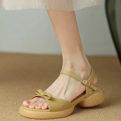 휴양지나 해변 산책에 어울리는 여성용 키높이 5cm 슬리퍼