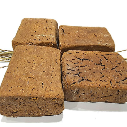 100% 국산 햇콩으로 짚에서 띄운 전통 메주로 깊고 건강한 장맛을!