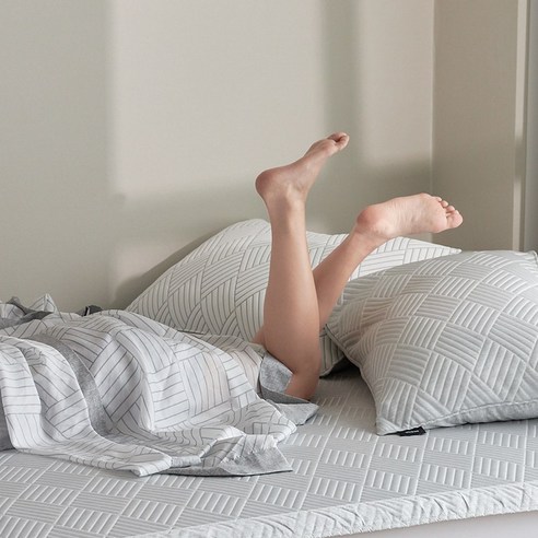 여름에도 쾌적한 수면 환경을 만들어주는 아이스셀 침대 패드