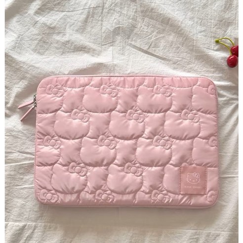 헬로키티의 사랑스러움이 담긴 IT 액세서리: 헬로키티 핑크 실버 노트북/아이패드 파우치 키티노트북파우치