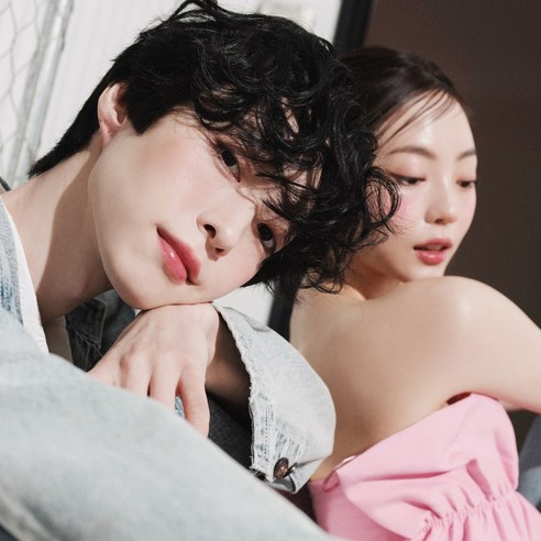 콰티의 더 글라스 타투는 다채로운 색상, 지속적인 착색력, 촉촉한 질감으로 하루 종일 매력적인 입술을 연출하는 유리알 물먹립입니다.