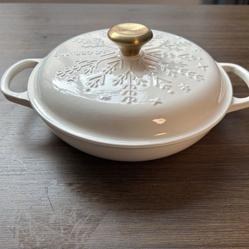 LE 쿠르제 해물전골 냄비: 깊어가는 맛과 향을 담아내는 예술