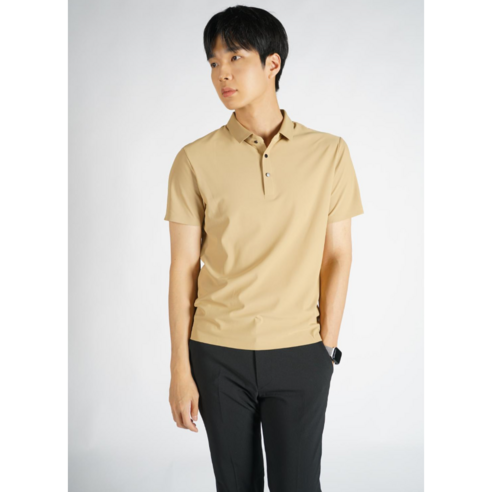 필드에서 뛰어난 모습을 보여주는 남성 골퍼를 위한 혁신적이고 편안한 골프웨어