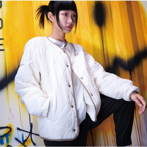 편안하고 따뜻한 오버핏 스타일의 요넥스 경량패딩자켓