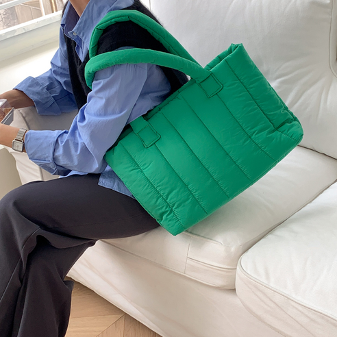 민티즈 스퀘어 세로 퀼팅 누빔백: 세련된 실용성의 완벽한 조화