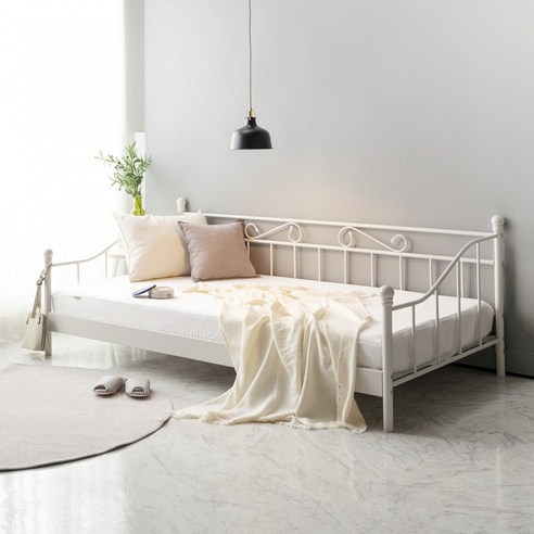 좁은 공간을 넓게 쓰는 마법, 에보니아 철제 데이베드 소파