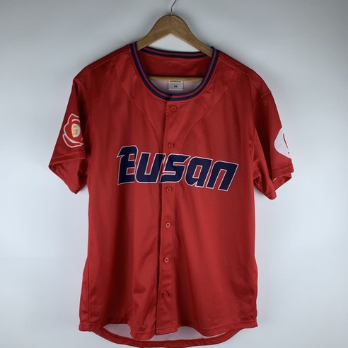 시간의 흔적이 깃든 롯데 자이언츠 동백 레드 빈티지 유니폼으로 특별한 응원을!