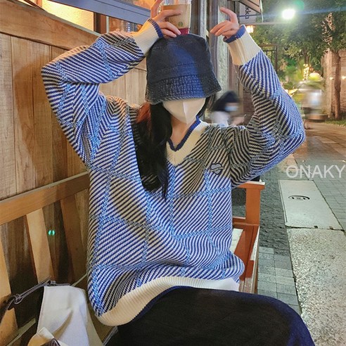 자주색 브이넥 스웨터