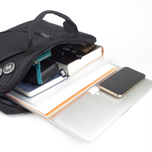 견고하고 내구성 뛰어난 심플리티 노트북 가방으로 소중한 노트북과 필수품을 안전하게 보호하세요.