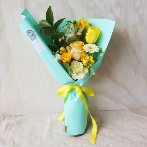 졸업생을 위한 화려한 에브리컬러 생화 꽃다발