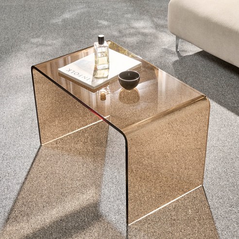 투명한 아크릴로 디자인과 실용성을 갖춘 거실 테이블