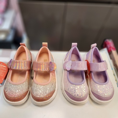 아이 발 건강과 스타일을 책임지는 로엠걸즈 8층 쿠션 운동화