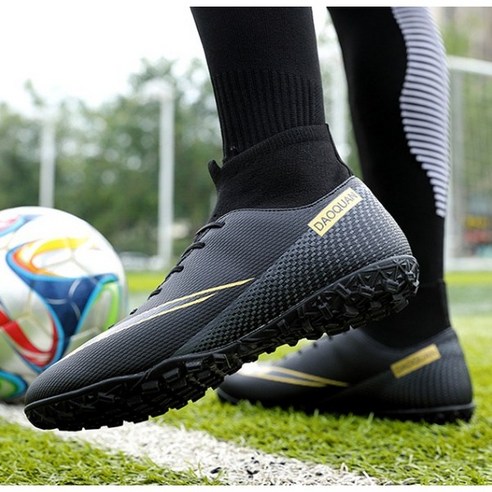 탁월한 잔디 풋살화로 경기력 극대화