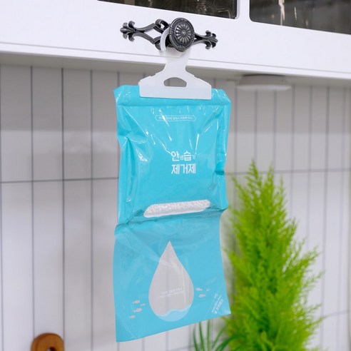 옷장의 습기 퇴치에 혁명을 일으키는 안녕 습기제거제 옷걸이형