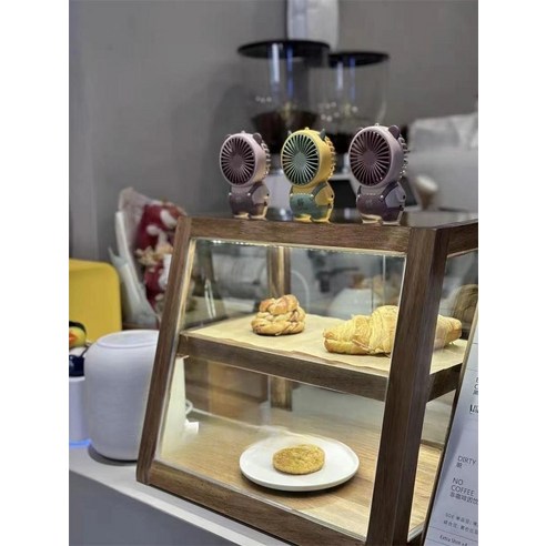 카페 분위기를 집으로! 감성적인 우드 쇼케이스로 나만의 디저트 공간을 완성하세요.