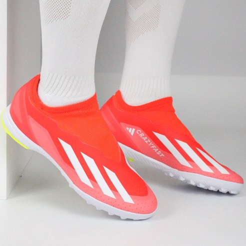 발끝에서 피어나는 창의, 아디다스 레이스리스 풋살화와 함께 끈없는축구화